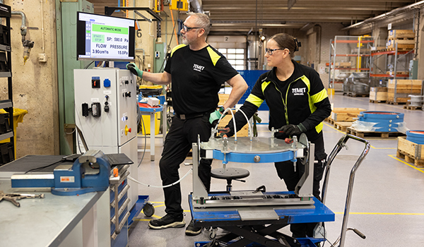 Sami Kallionpää ja Susanna Sachlen käyttävät koulutuksen ja menetelmäkehityksen aikana kehitettyä automatisoitua testauslaitteistoa. Sami Kallionpää ja Susanna Sachlen käyttävät koulutuksen ja menetelmäkehityksen aikana kehitettyä automatisoitua testauslaitteistoa.