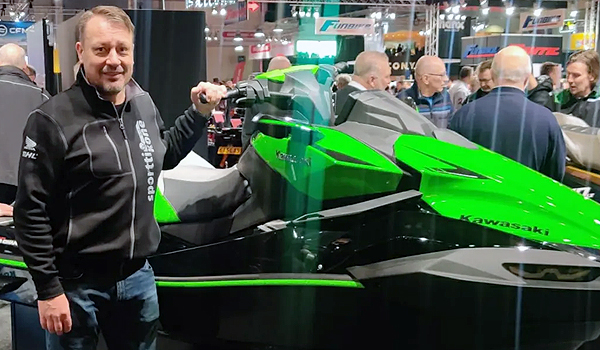 Ketjujohtaja Mikko Vuorela ja yksi Sporttikoneen hittituotteista. mikko-vuorela-600x350px.jpg