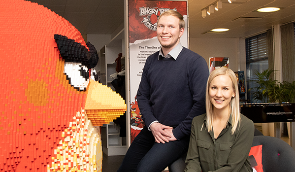 Jan Laakso sai unelmiensa työpaikan HR-alalla rekrytoivan koulutuksen kautta. Esimies ja mentori Janiina Koski näkee, että Rovio Entertainment voisi harkita rekrytoivan koulutuksen käyttämistä myös jatkossa yhtenä keinona saada uusia osaajia. Rovio_Laakso_Koski_600x350.png