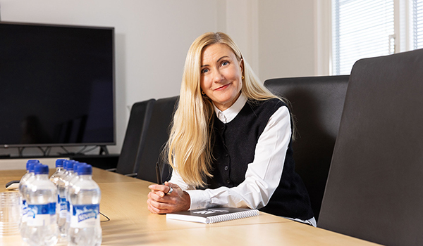 Johtoryhmävalmennus hitsasi tiimiä yhteen. Maratoonikokoukset kevenivät uusien toimintamallien myötä, toteaa Nina Nykänen. Johtoryhmävalmennus hitsasi tiimiä yhteen. Maratoonikokoukset kevenivät uusien toimintamallien myötä, toteaa Nina Nykänen.