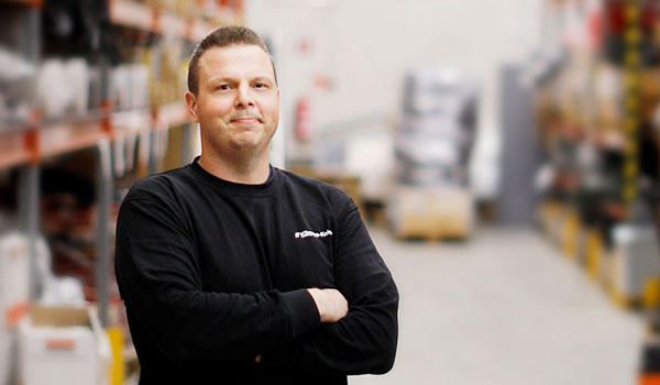 Riku Tanhuansuu opiskeli esihenkilötyön opintoja itsenäisesti verkossa. Riku-Tanhuansuu_600x350__.jpg