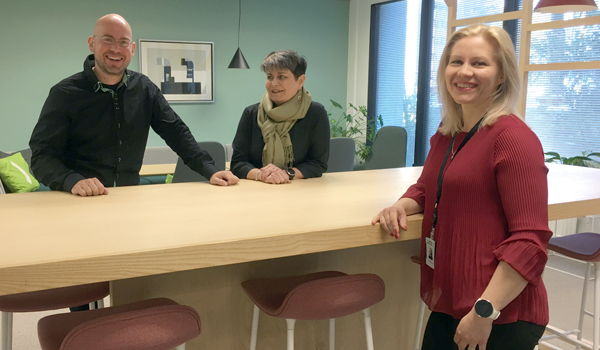 Kouluttaja Dan Soback sekä Rastor-instituutin tarjoomapäällikkö Päivi Sinkkonen ja osaamispäällikkö Tiina Bergholm (edessä) iloitsevat johtajuutta opiskelleiden alumnitoiminnan avauksesta. Dan_Paivi_Tiina_600x350.jpg