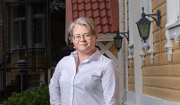 Mari Komulainen opiskeli Viestijän tutkinnon Rastor-instituutissa Mari Komulainen opiskeli Viestijän tutkinnon Rastor-instituutissa.