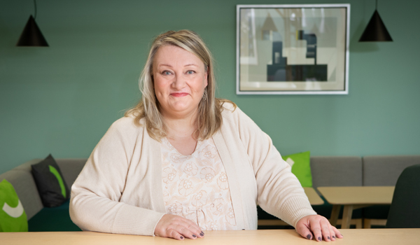 Sirpa Haapanen har målmedvetet stegvis avlagt flera studiehelheter vid Rastor-instituutti. Sirpa Haapanen har målmedvetet stegvis avlagt flera studiehelheter vid Rastor-instituutti.