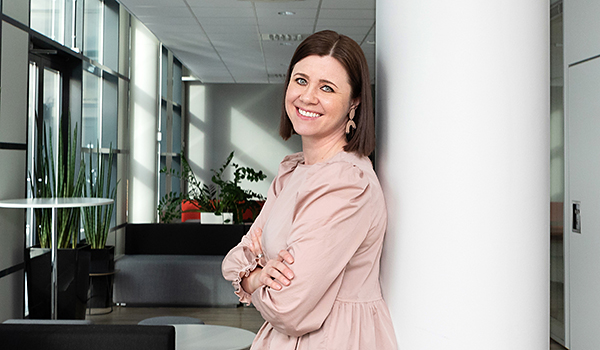 Krista Aksila-Hursti opiskeli ravintolapäällikön ammatista myynnin ja markkinoinnin pariin. Opiskelijatarina, Krista Akseli-Hursti.