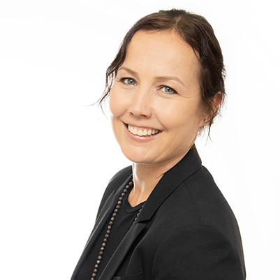 Toiminnanjohtaja Isa Mäkelä työsti johtamisen ja yritysjohtamisen erikoisammattitutkinnon opeilla uutta strategiaa johtoryhmänsä kanssa. "Nyt puhallamme yhteen hiileen." Isa Mäkelä - johtamisen ja yritysjohtamisen erikoisammattitutkinnon kokemuksia