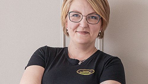 Heli Mikkola löysi oppimisen ilot ja edut nelikymppisenä – kirjanpidon koulutus toi työpaikan ja varmuutta yrittämiseen